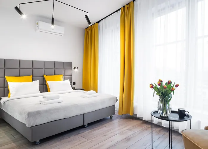 Househost : Miodowa 42/8B Street