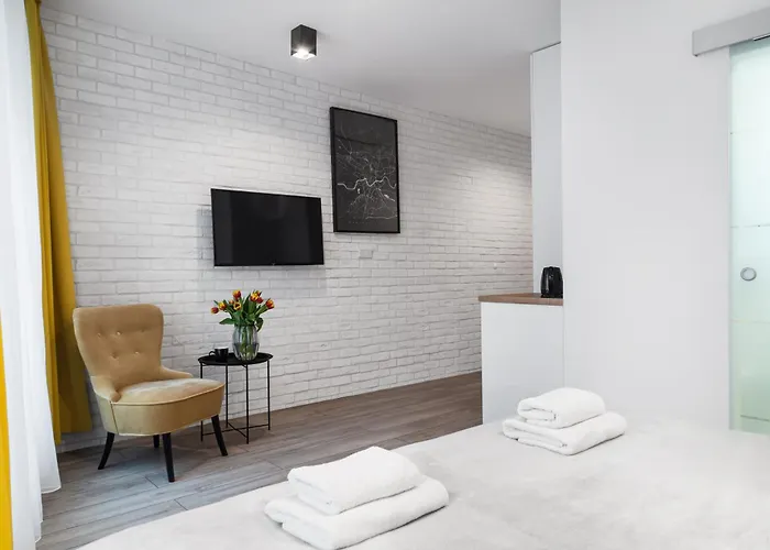 Househost : Miodowa 42/8B Street